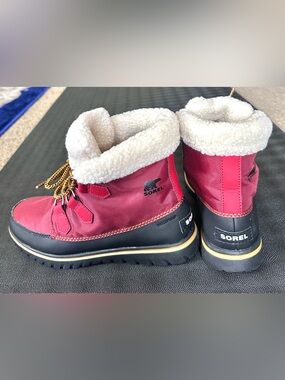 SOREL *NEW* Explorer Carinval Women's Red waterproof Winter Boots with Sherpa.